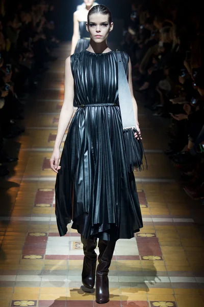 Look 10